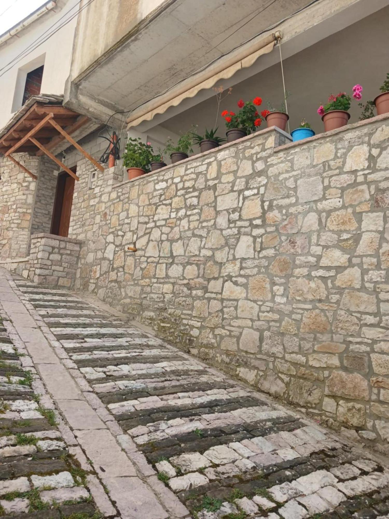 Eniguesthouse Gjirokastër 外观 照片